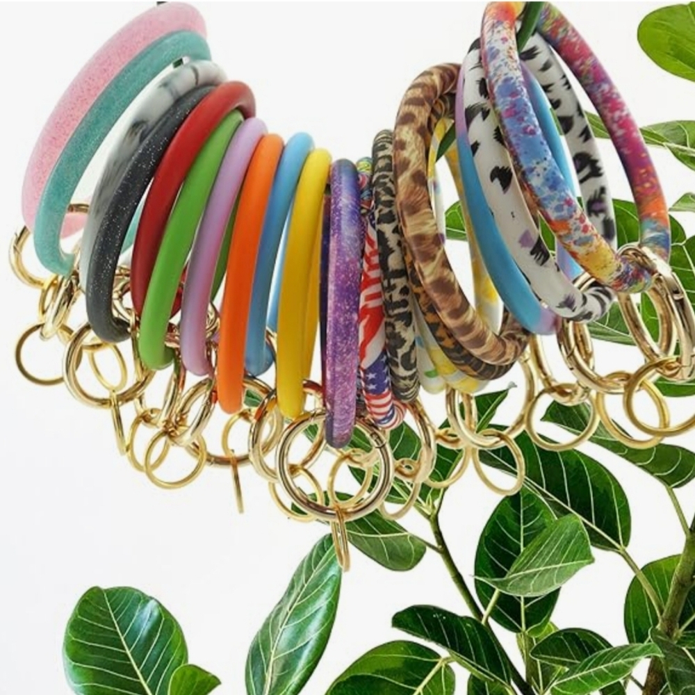 Silicone Wrist Circle Bracelet Keyring in Camo Pink Or Camo Black | Silver Ring